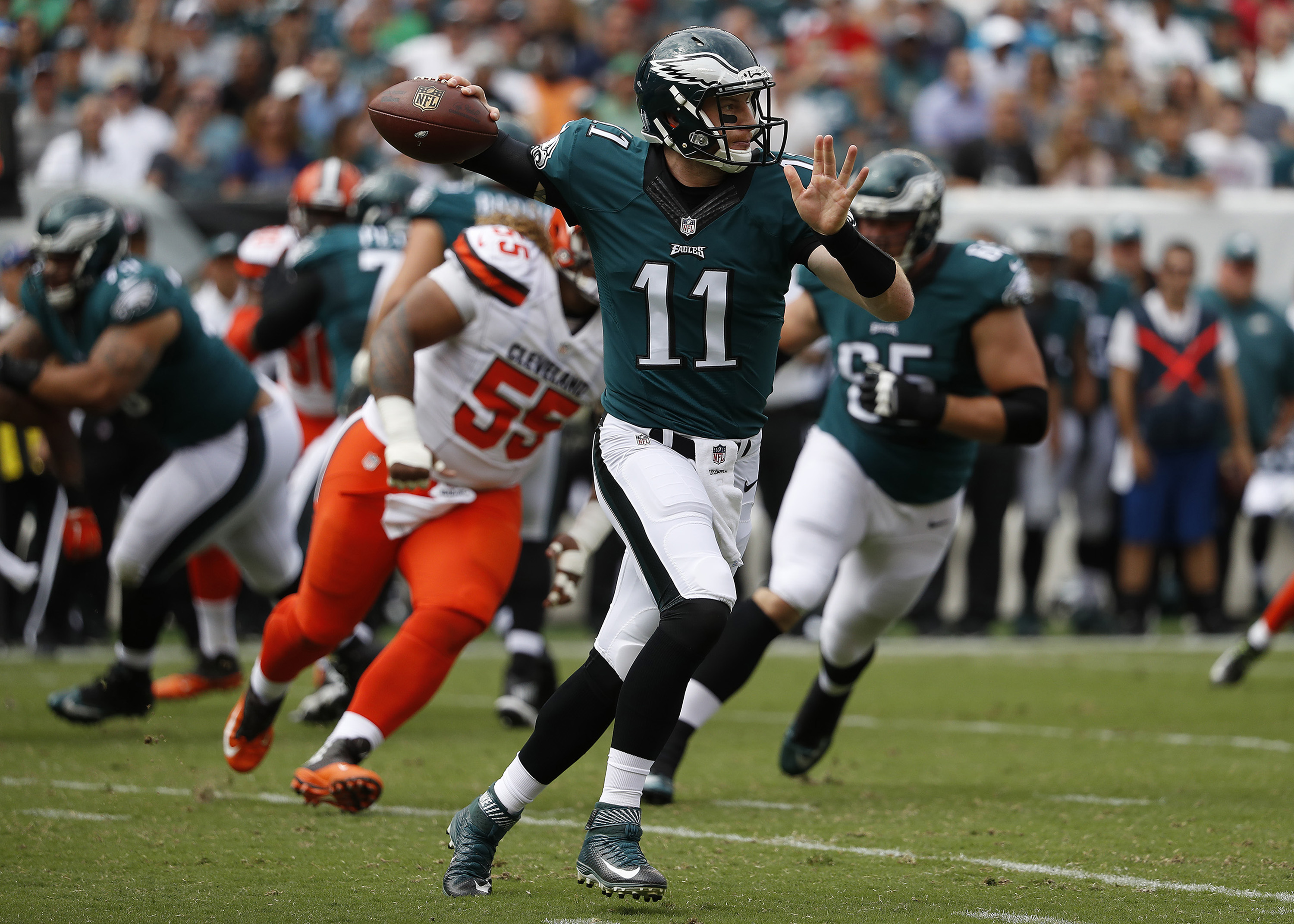 Carson Wentz debut a winner for Eagles over Browns