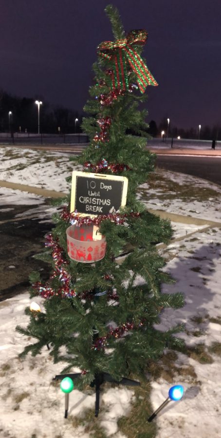 Sophomore parking lot spreads holiday cheer